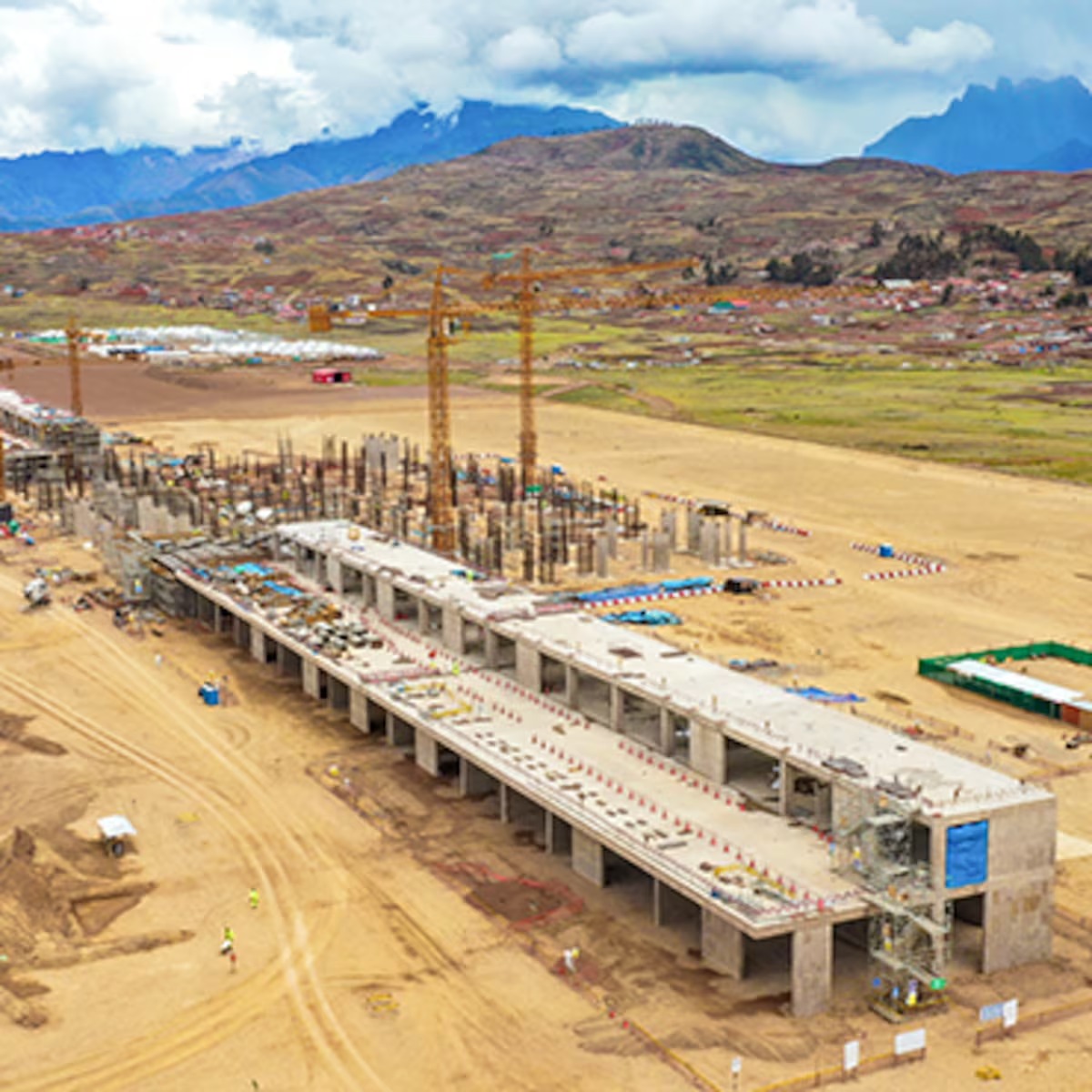 GOBERNADOR PIDE PRIORIZAR AEROPUERTO DE CHINCHERO Y VÍA DE EVITAMIENTO PARA LAS SALIDAS DE CUSCO