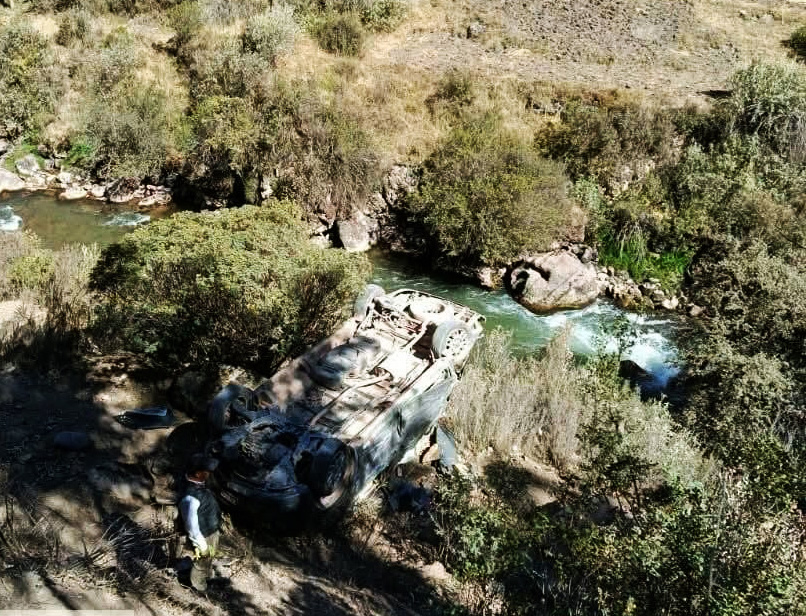 Cuatro turistas resultan heridos tras caída de automóvil a un abismo en la ruta a la Montaña de Siete Colores