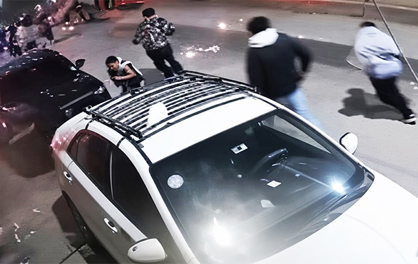 Terror en Santiago: cámaras captan a sujetos con machetes y bombardas en enfrentamiento de barristas en Zarzuela