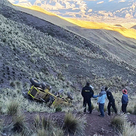 Maquinaria municipal se desbarranca 100 metros en la ruta hacia Pallayponcho