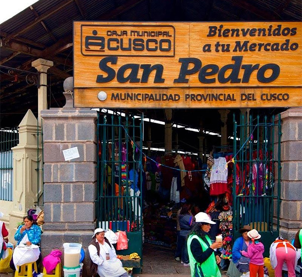 Crece malestar de turistas por falta de limpieza e higiene del mercado central de San Pedro