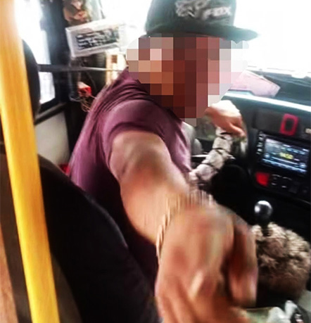 Denuncian a chofer y cobradora de la empresa Columbia por agredir a joven usuario