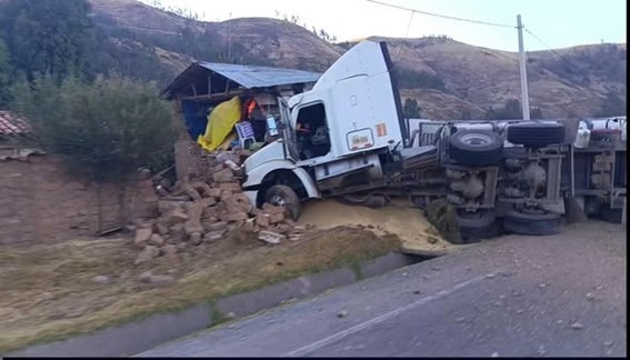Tráiler pierde el control e impacta contra una vivienda en el distrito de Combapata