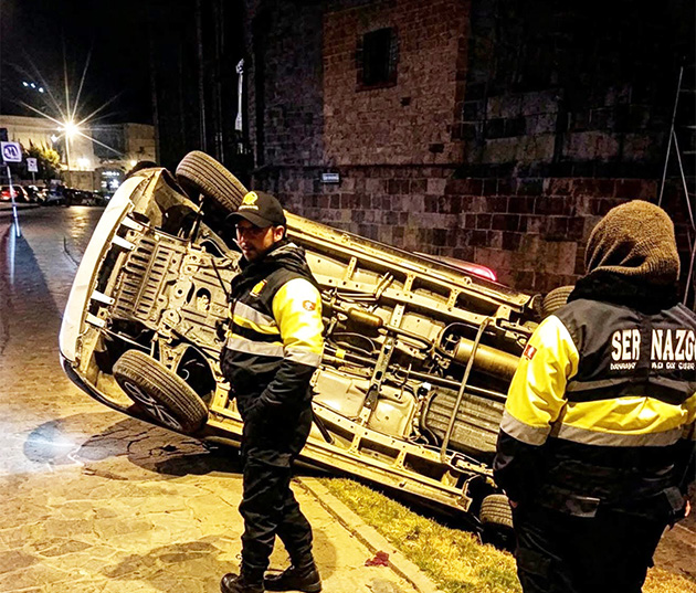 Irresponsable vuelca camioneta en el Centro Histórico tras intentar evadir intervención de serenazgo