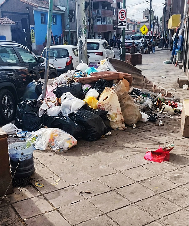 Vecinos de Santiago denuncian calles inundadas de basura ante abandono de alcalde Sergio Sullca